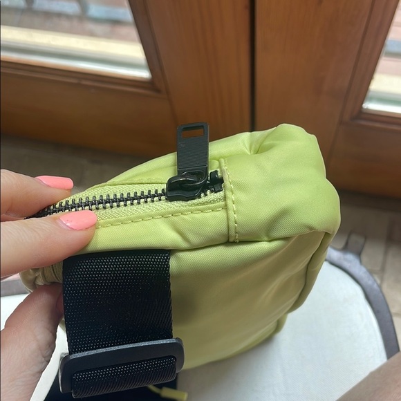 Lululemon Everywhere Lemon Lime Green Belt Bag Crossbody - Picture 10 of 15